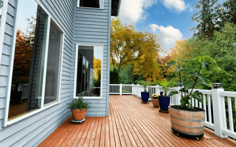 beautiful-white-railings-stained-wood-deck_result